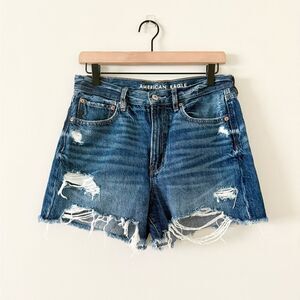 American Eagle 90s Boyfriend Shorts in Raw Hem Distressed Medium Wash - Size 6